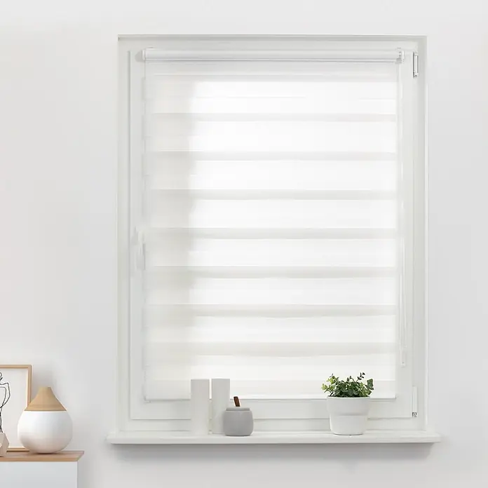 Lichtblick Doppelrollo -  - Weißes Zebra-Rollo im Fenster, mit abwechselnd transparenten und undurchsichtigen Querstreifen für verstellbares Licht und Sichtschutz.
