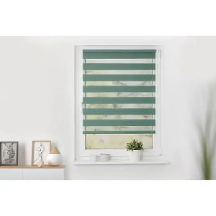 Lichtblick Doppelrollo -  - Grün-weiß gestreiftes Duo-Rollo am Fenster.