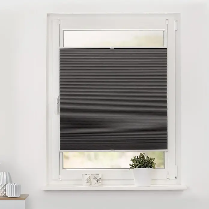 Lichtblick Wabenplissee - Grau, Hitzeschutz - Dunkelgraues Plissee im Fenster, die mittlere Sektion für flexible Lichtregulierung abdeckend.