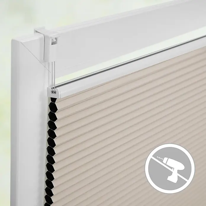 Lichtblick Wabenplissee - Creme, Hitzeschutz - Hellbeige Wabenjalousie mit schwarzen Innenzellen, mit weißer Klemmhalterung bohrfrei am Fensterrahmen montiert.