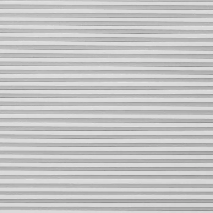 Lichtblick Wabenplissee - Weiß, Hitzeschutz - Grau-weiße, horizontal gestreifte Plissee-Fensterjalousien.
