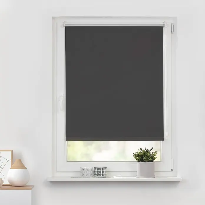Lichtblick Thermorollo - Anthrazit - Dunkelgraues Rollo in einem weißen Fensterrahmen, teilweise heruntergelassen.