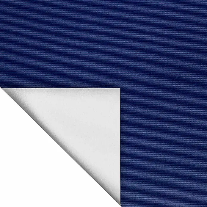 Lichtblick Thermorollo - Blau - Dunkelblauer Webstoff mit sichtbarer Struktur, dessen weiße Unterseite an einer umgeklappten Ecke sichtbar wird.