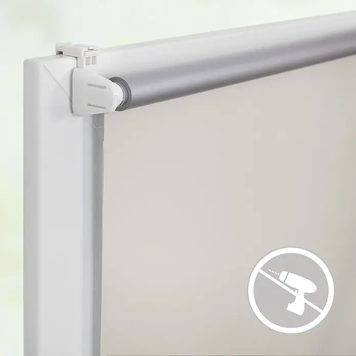 Lichtblick Thermorollo - Creme - Weißes Rollo mit silberner Welle, mit weißem Clip ohne Bohren am Fensterrahmen befestigt.