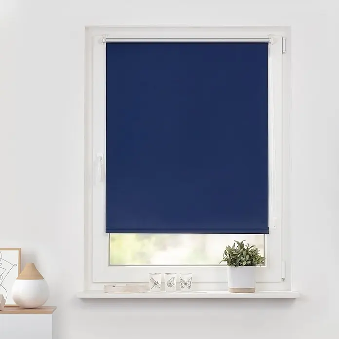 Lichtblick Thermorollo - Blau - Dunkelblaues Rollos im Fenster, das Sicht- und Lichtschutz bietet.