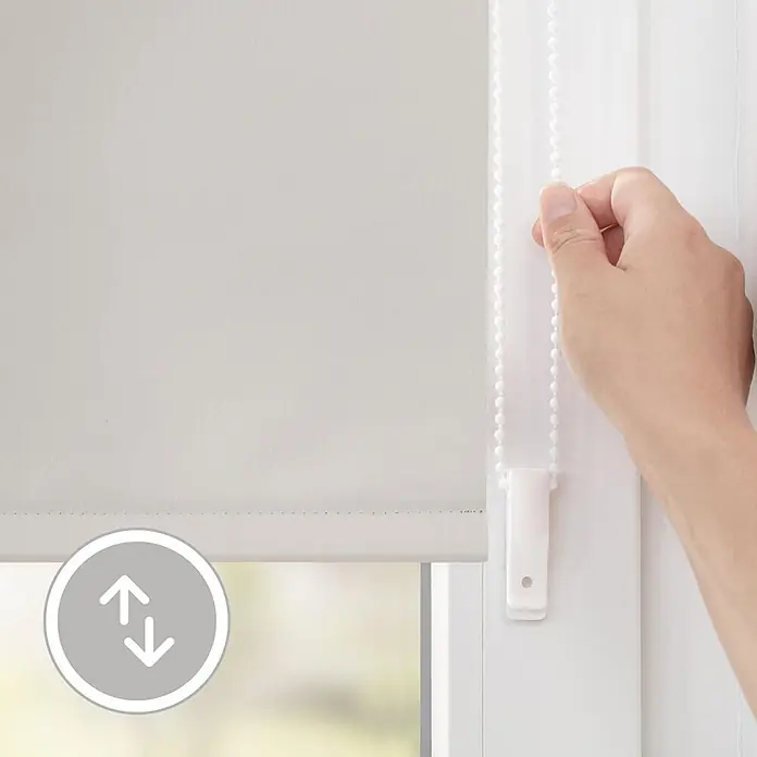 Lichtblick Thermorollo - Creme - Hellegraues Rollo, das per Hand an einer Perlenkette bedient wird. Ein Pfeilsymbol zeigt seine Verstellbarkeit an.