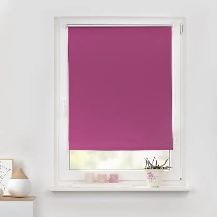 Lichtblick Thermorollo - Fuchsia - Magenta-Rollo in weißem Fensterrahmen montiert.