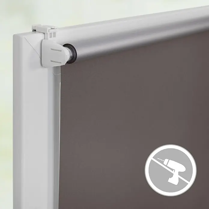 Lichtblick Thermorollo - Taupe - Dunkelgraues Rollo mit weißer Klemmhalterung ohne Bohren am Fensterrahmen.