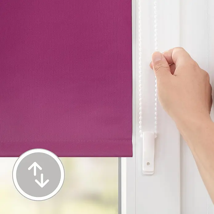 Lichtblick Thermorollo - Fuchsia - Lila Stoffrollrollo wird von einer Hand über die weiße Perlenkette bedient.