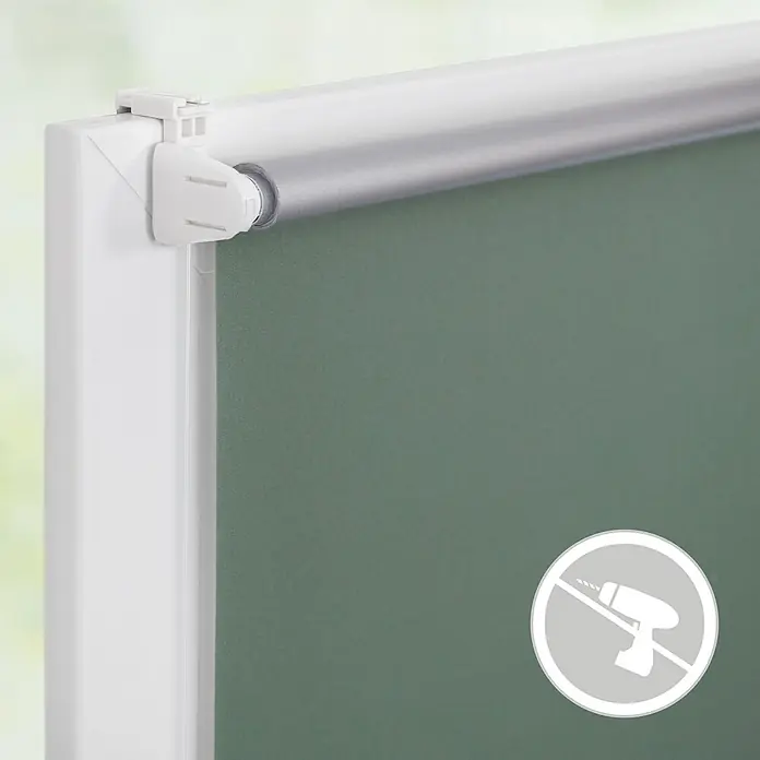 Lichtblick Thermorollo - B x H: 70 x 220 cm, Salbei - Grünes Rollo, mit weißer Klemmhalterung bohrfrei an einem Fensterrahmen montiert. Ein "kein Bohren"-Symbol ist sichtbar.