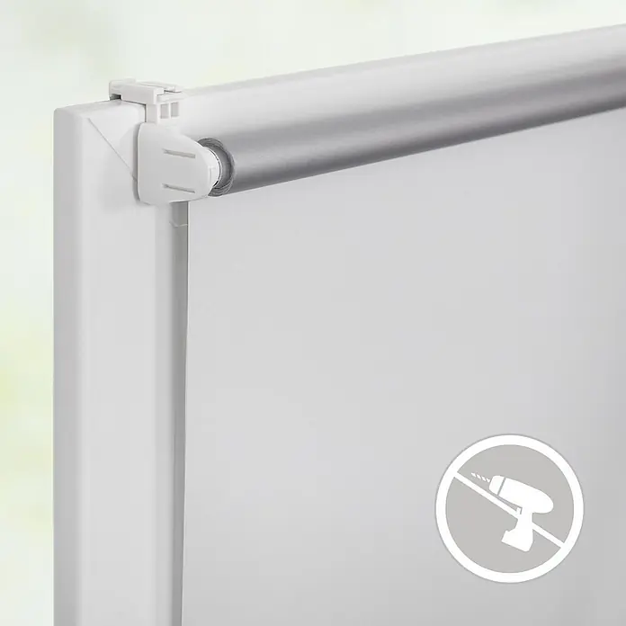 Lichtblick Thermorollo - Weiß - Weißes Stoff-Rollo mit bohrfreiem Klemmfix-Befestigungssystem an einem weißen Fensterrahmen.