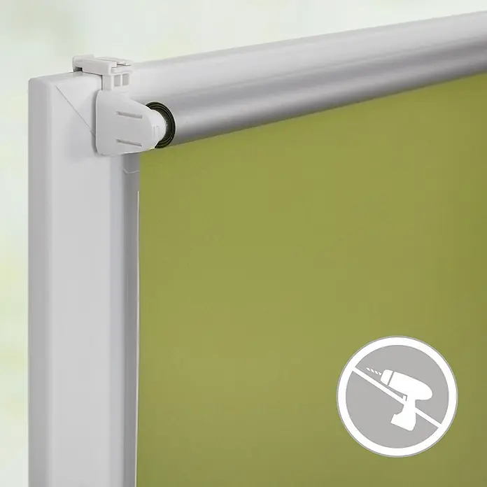 Lichtblick Thermorollo - Grün - Hellgrünes Rollrollo mit silberner Stange, per Klemmhalterung an weißem Fensterrahmen montiert. Keine Bohrung.