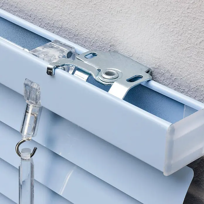 Lichtblick Jalousie - Hellblau, Aluminium - Hellblaues Metall-Jalousie-Kopfteil mit silberner Montagehalterung und transparentem Kippmechanismus-Aufsatz.