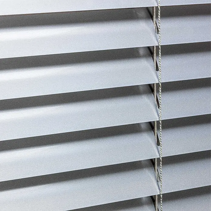Lichtblick Jalousie - Silber, Aluminium - Nahaufnahme von silbergrauen Metall-Jalousien mit sichtbaren Zugschnüren und strukturierten horizontalen Lamellen.