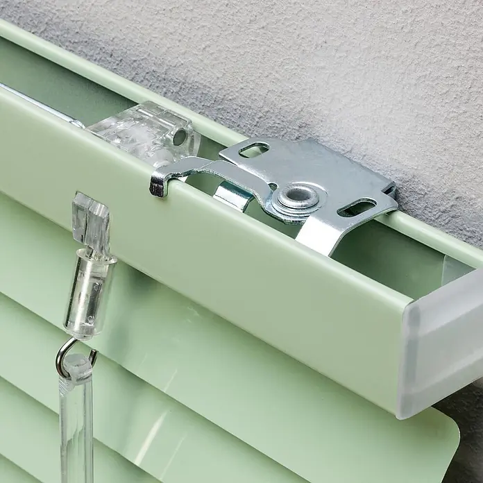 Lichtblick Jalousie - Grün, Aluminium - Hellgrüne Jalousie-Kopfschiene mit Metallhalterung und durchsichtigem Kippstabmechanismus.