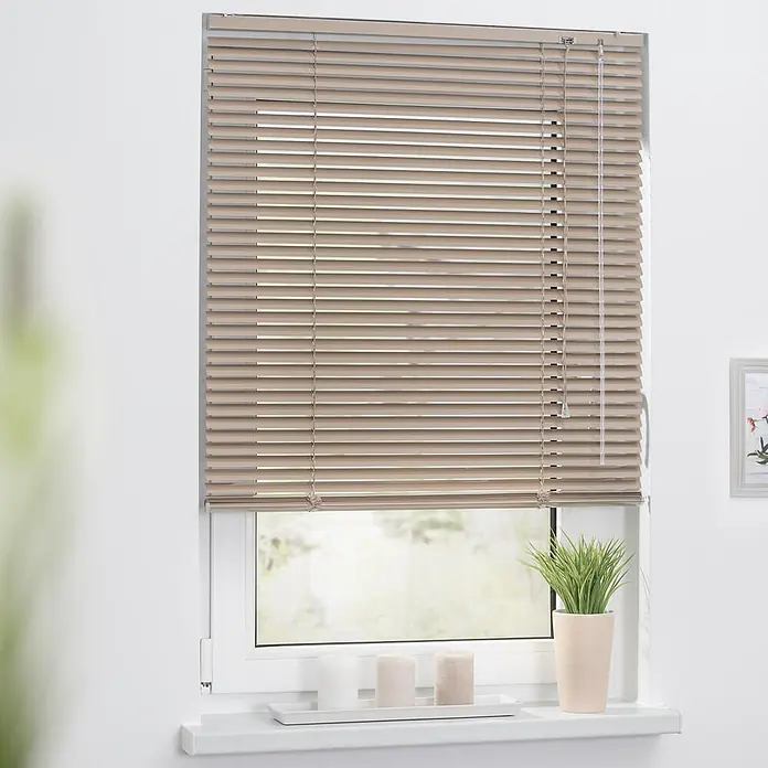 Lichtblick Jalousie - Braun, Aluminium - Beigefarbene Jalousien vor einem Fenster, die Lamellen sind teilweise geöffnet für Sicht- und Lichtschutz.