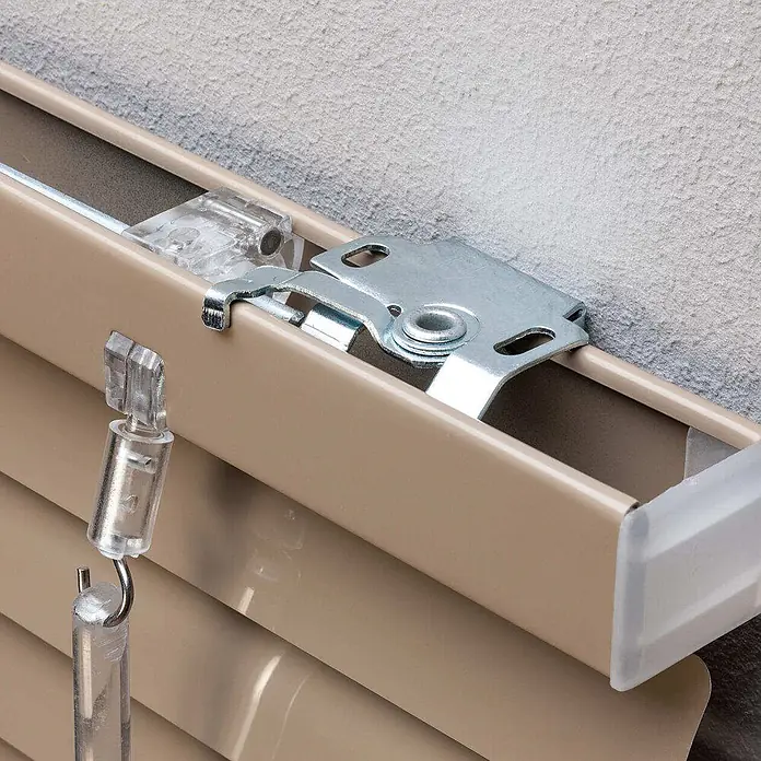 Lichtblick Jalousie - Braun, Aluminium - Beiges Horizontaljalousie-Kopfprofil mit silberner Metallhalterung und transparentem Kippstab-Haken.