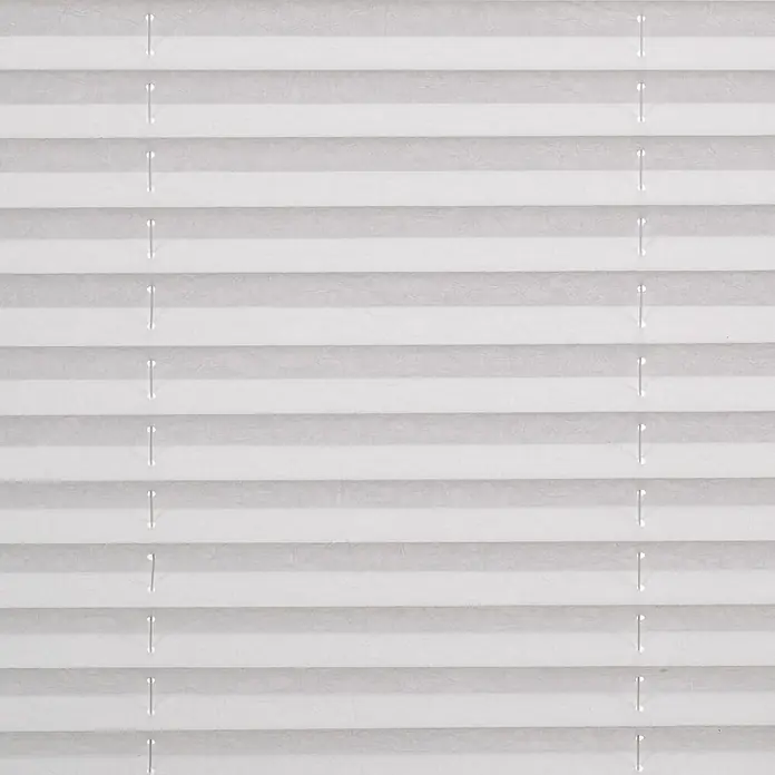 Lichtblick Plissee - Weiß - Weiße Plissee-Fensterjalousie mit sichtbaren Zugschnüren.