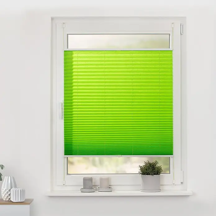 Lichtblick Plissee - Grün - Limettengrünes Plissee in einem weißen Fensterrahmen, das flexible Lichtregulierung bietet.
