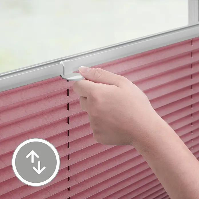 Lichtblick Plissee - Altrosa - Hand verstellt ein rosa Plissee am Fenster, Betonung der Höhenverstellbarkeit.