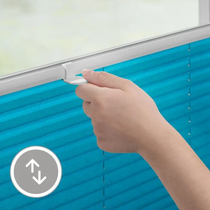 Lichtblick Plissee - Blau - Eine Hand verstellt eine blaue Plisseejalousie mit weißem Griff, was ihre verstellbare Funktion zeigt.