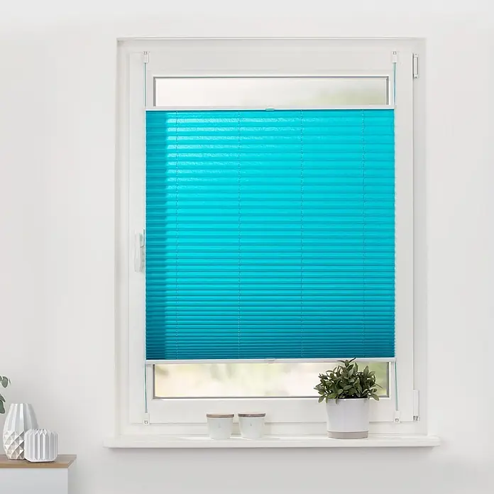 Lichtblick Plissee - Blau - Türkises Plissee in einem Fenster.