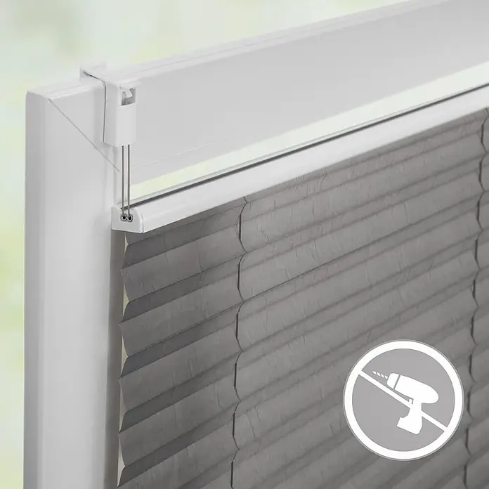 Lichtblick Plissee - Hellgrau - Graues Plissee mit bohrfreier Montage am weißen Fensterrahmen.