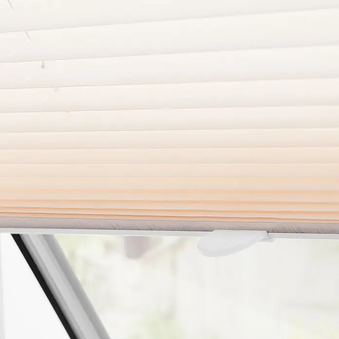 Lichtblick Dachfensterplissee Dachfenster Plissee ohne Bohren Creme M06 - Farbe: Creme, Manuell - Hellbeiger Plissee mit Griff, der ein Fenster teilweise bedeckt.