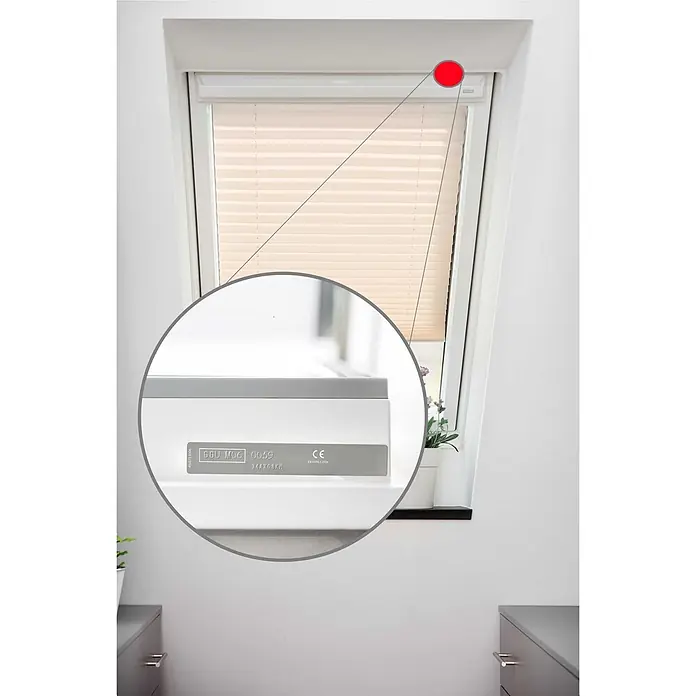 Lichtblick Dachfensterplissee - Farbe: Weiß, Manuell - Dachfenster mit beigem Plissee-Rollo. Ein vergrößertes Etikett zeigt „GGU MGZ 0059“ und ein CE-Zeichen am Rahmen.