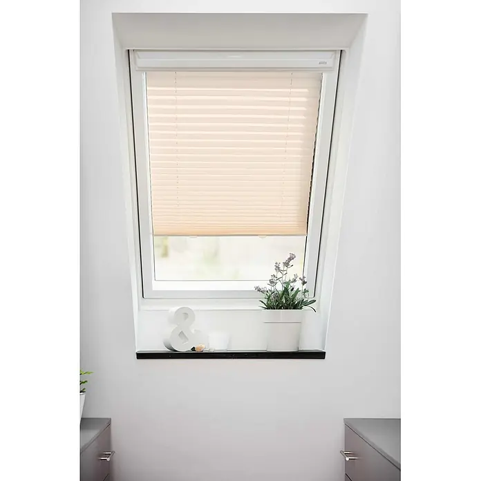 Lichtblick Dachfensterplissee Dachfenster Plissee ohne Bohren Creme M06 - Farbe: Creme, Manuell - Beiges Plissee an einem weißen Dachfenster, teilweise heruntergelassen, mit Pflanze auf der Fensterbank.