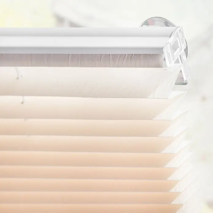Lichtblick Dachfensterplissee Dachfenster Plissee ohne Bohren Creme M06 - Farbe: Creme, Manuell - Plissee-Stoffrollo in Hellbeige, teilweise heruntergelassen, zeigt Falten, Oberschiene und transparente Clips.