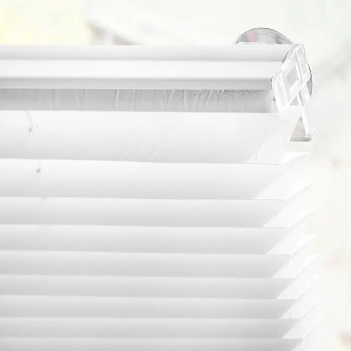 Lichtblick Dachfensterplissee - Farbe: Weiß, Manuell - Weiße Plissees, teilweise geöffnet, die ihren strukturierten Stoff und das gefaltete Design zeigen.