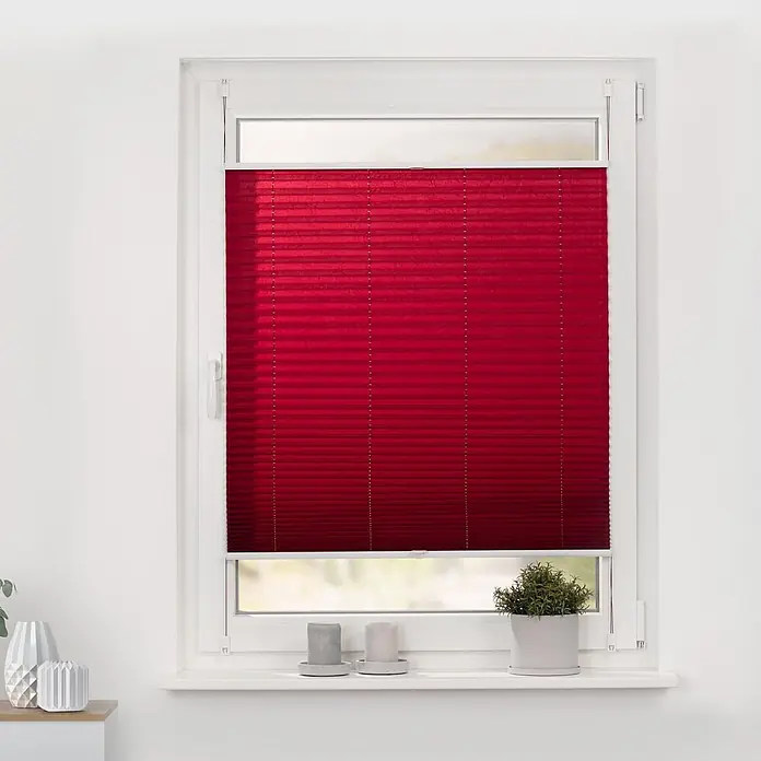 Lichtblick Plissee - Brombeer - Rotes Plissee in einem weißen Fensterrahmen installiert, der den oberen Bereich teilweise abdeckt.