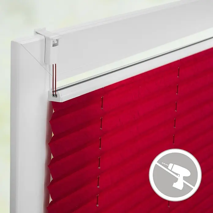 Lichtblick Plissee - Brombeer - Rotes Plissee, bohrfrei mit weißen Clips am Fensterrahmen montiert.