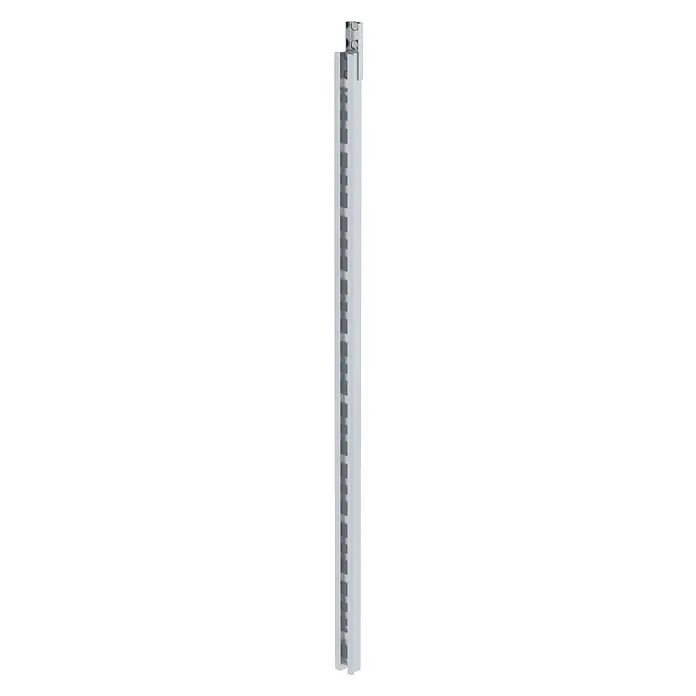 Munk Anlegeleiter Steigschutzschienen - Aluminium - Schlanke weiße lineare LED-Leuchte mit grauem gerippten Einsatz und Chrom-Elementen oben.
