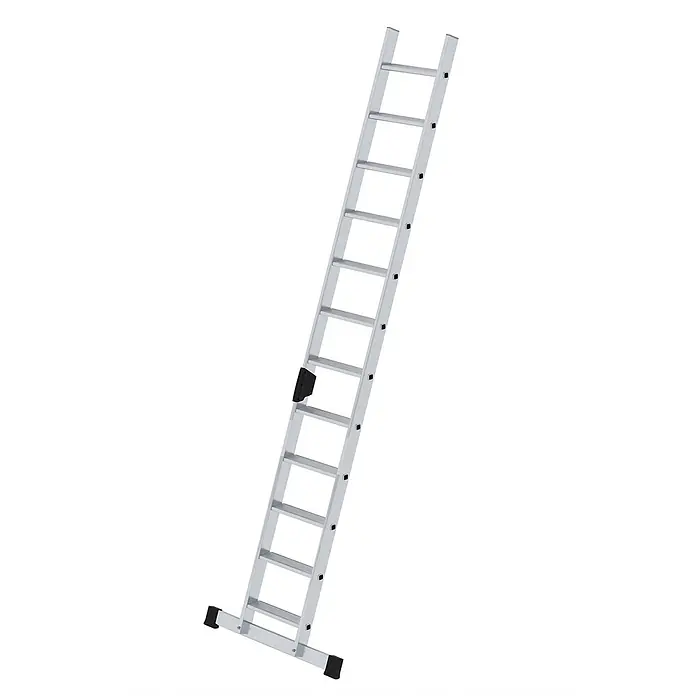 Munk Anlegeleiter Stufenanlegeleiter mit Traverse und Ergo-Pad 12 Stufen - Anzahl Tritte: 12 Stk., Arbeitshöhe: 4.300 m, Aluminium - Silberne Aluminium-Ausziehleiter mit schwarzen Gummifüßen und schwarzem Verriegelungsmechanismus, schräg gestellt.