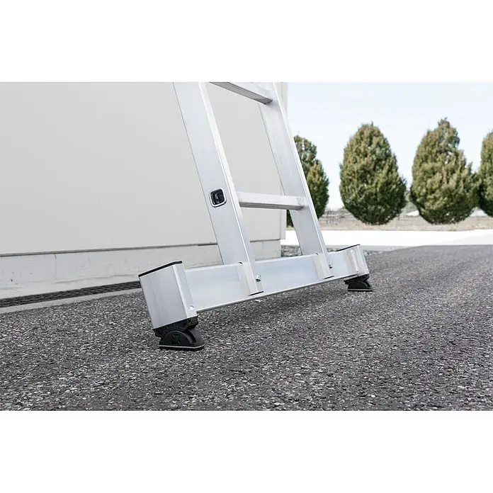 Munk Mehrzweckleiter Vielzweckleiter mit Nivello® Traverse 4x4 Sprossen - Anzahl Tritte: 4 Stk., Arbeitshöhe: 5.850 m, Aluminium - Aluminium-Leiterfuß mit verstellbaren schwarzen Füßen auf Asphalt, an weißer Wand gelehnt.