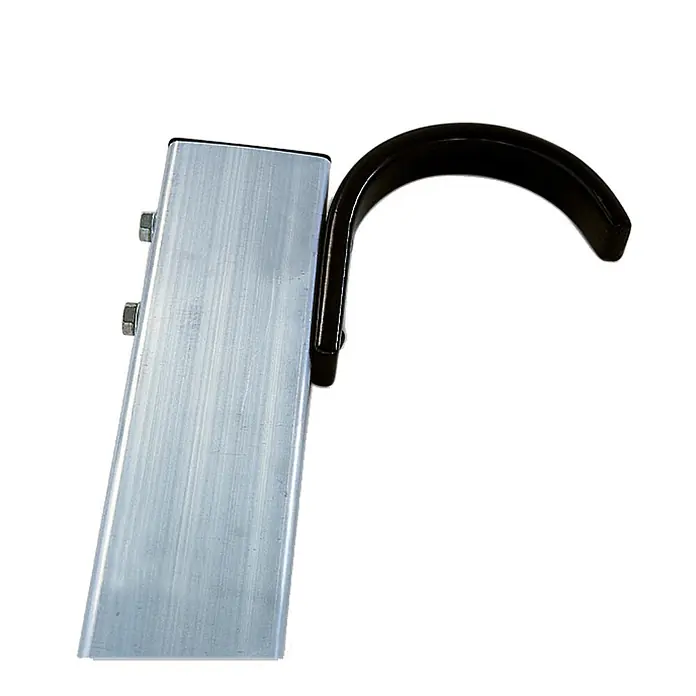 Munk Mehrzweckleiter Haken Spezialleitern abgewinkelt bis 50mm 2 Stück - Kunststoff - Silberne Metallstange mit zwei Schrauben und einem schwarzen, gebogenen Haken.