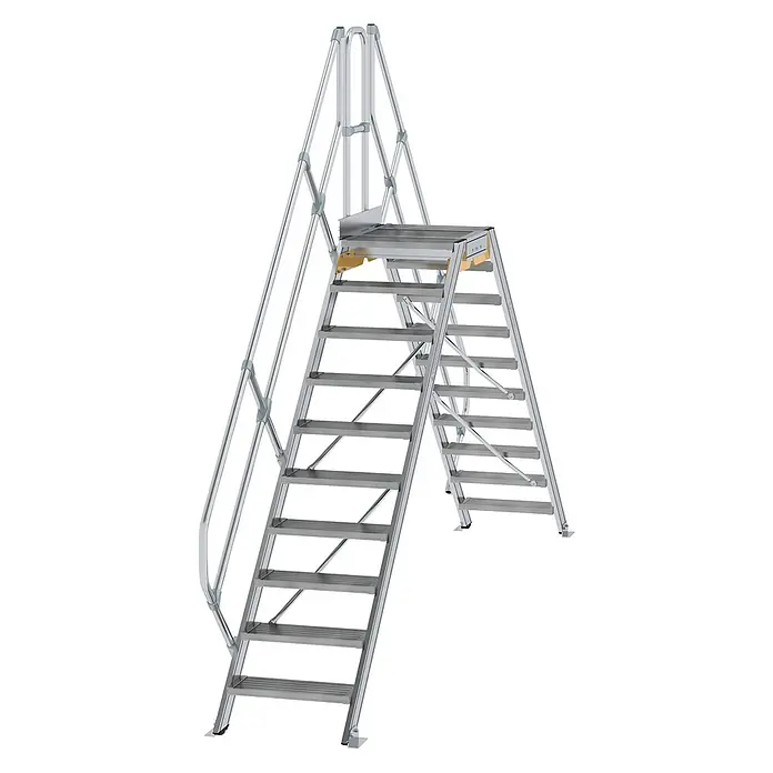 Munk Treppenpodest Überstieg 45° inkl. einen Handlauf, Stufenbreite 600mm, 2x10 Stufen -  - Silberne Aluminium-Zugangstreppe mit Geländern und Mittelplattform für erhöhten Zugang.