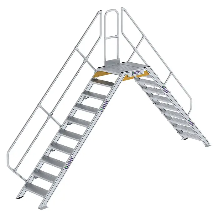 Munk Treppenpodest Überstieg 45° inkl. einen Handlauf, Stufenbreite 600mm, 2x10 Stufen -  - Silberne Aluminium-Industrie-Überstiegstreppe mit zwei Treppen, Geländern und einer zentralen Plattform, mit gelben Akzenten.