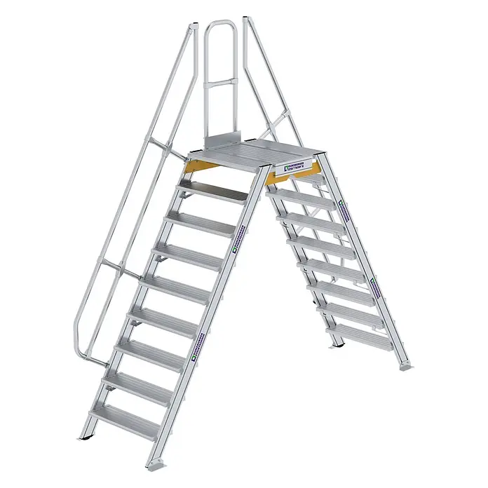 Munk Treppenpodest Überstieg 60° inkl. einen Handlauf, Stufenbreite 800mm, 2x9 Stufen -  - Silberne Aluminium-Überstiegsplattform mit zwei Treppen und Handläufen, mit 'GÜNZBURGER STEIGTECHNIK' Branding.