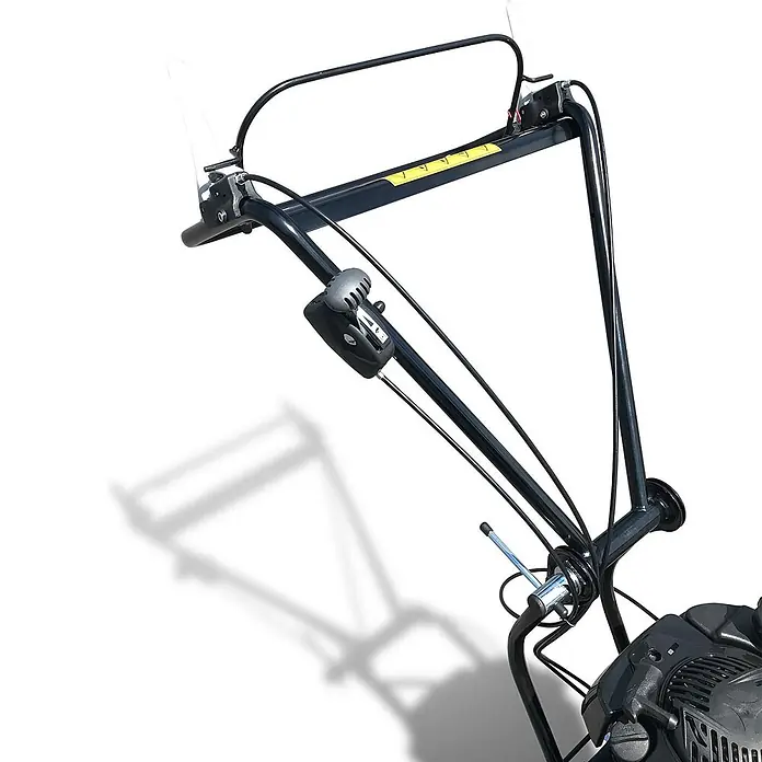 Bamato Benzin-Rasenmäher GM-875 - 223 cm³, Schnittbreite: 580 mm - Schwarzer Metall-Rasenmähergriff mit integriertem Bedienfeld, Gashebel und transparentem Sicherheitsschutz.