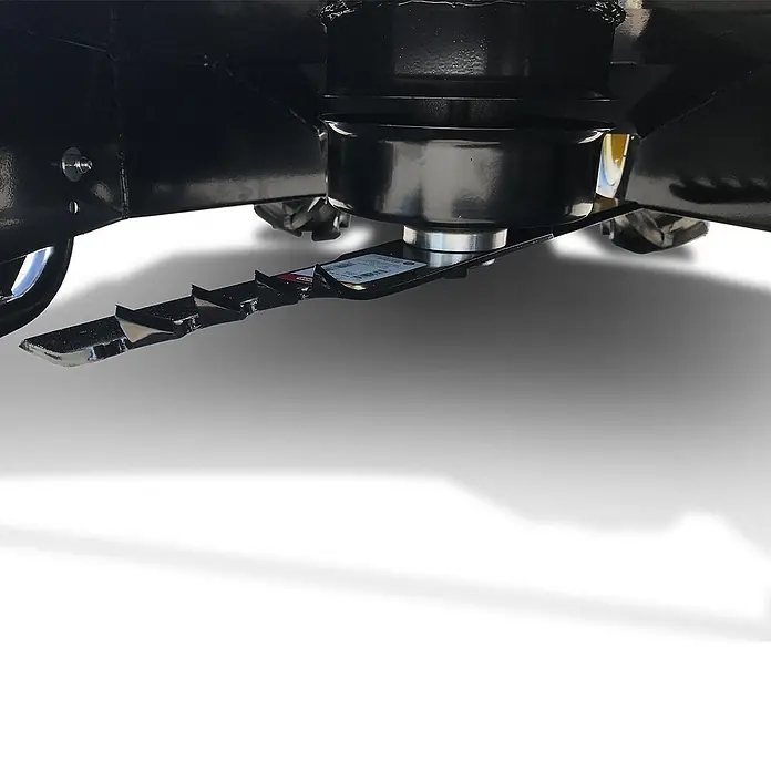 Bamato Benzin-Rasenmäher GM-875 - 223 cm³, Schnittbreite: 580 mm - Schwarzes Metall-Rasenmähermesser mit scharfen, gezackten Kanten, an einer Spindel unter einem dunklen Deck montiert.