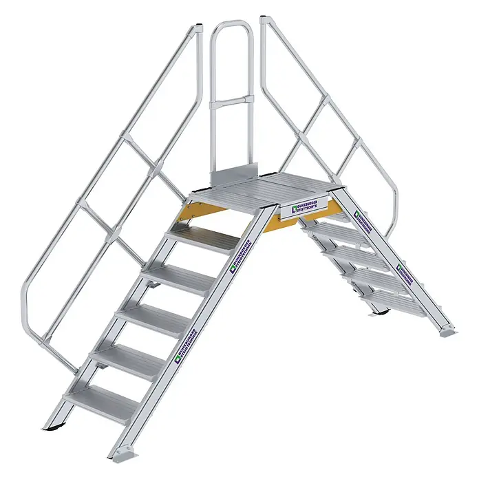Munk Treppenpodest Überstieg 45° inkl. einen Handlauf, Stufenbreite 600mm, 2x6 Stufen -  - Silberne Aluminium-Arbeitsplattform mit zwei Treppen, Podest und Sicherheitsgeländern. Logo auf der Seite.