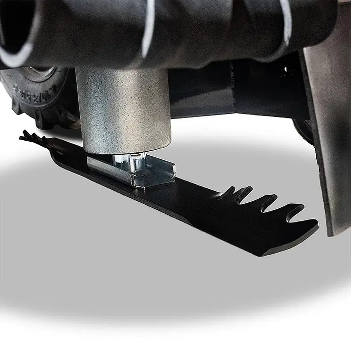 Bamato Benzin-Rasenmäher GM-200 - 3.600 W, 196 cm³, Schnittbreite: 550 mm - Schwarzes Rasenmäher-Mulchmesser mit gezackter Kante, an einer silbernen Metallspindel befestigt.