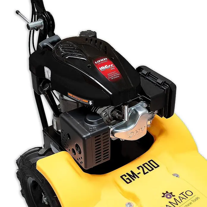 Bamato Benzin-Rasenmäher GM-200 - 3.600 W, 196 cm³, Schnittbreite: 550 mm - Nahaufnahme eines schwarzen Loncin 196cc OHV Motors mit silberner Abdeckung, montiert auf einer gelben GM-200 AMATO Gartenmaschine.