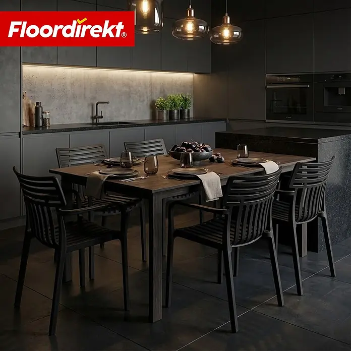 Floordirekt Gartenstuhl Terrano Schwarz - Polypropylen, Schwarz - Dunkler Holztisch mit schwarzen Stühlen in moderner Küche.