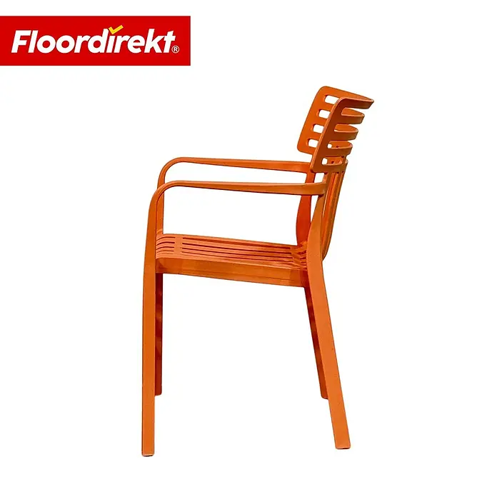 Floordirekt Gartenstuhl Terrano Orange - Polypropylen, Orange - Oranger Plastiksessel mit Lattenrückenlehne und Latten-Sitzfläche, von der Seite gezeigt.