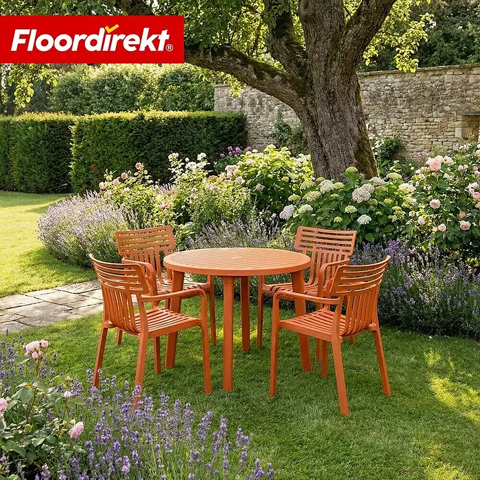 Floordirekt Gartenstuhl Terrano Orange - Polypropylen, Orange - Eine orangefarbene Outdoor-Essgruppe mit rundem Tisch und vier Stühlen in einem blühenden Garten.