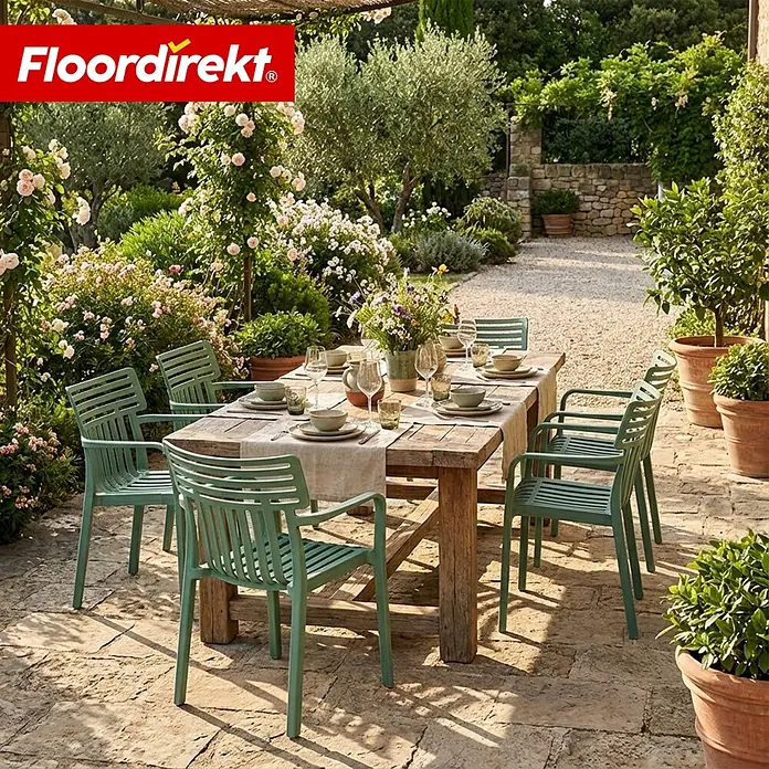 Floordirekt Gartenstuhl Terrano Grün - Polypropylen, Grün - Grüne Outdoor-Stühle mit Lattenrost-Design und Armlehnen an einem Holztisch auf einer Steinterrasse.